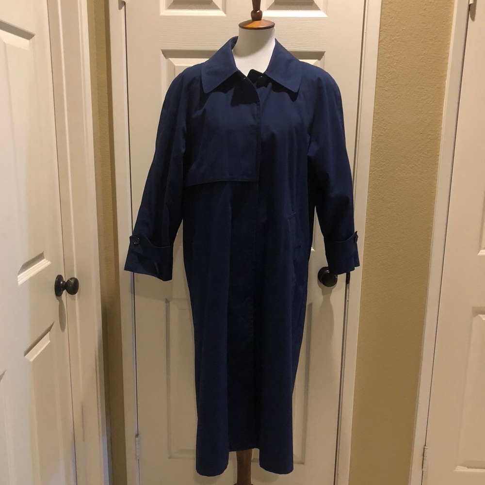 Navy blue London Fog coat in EUC